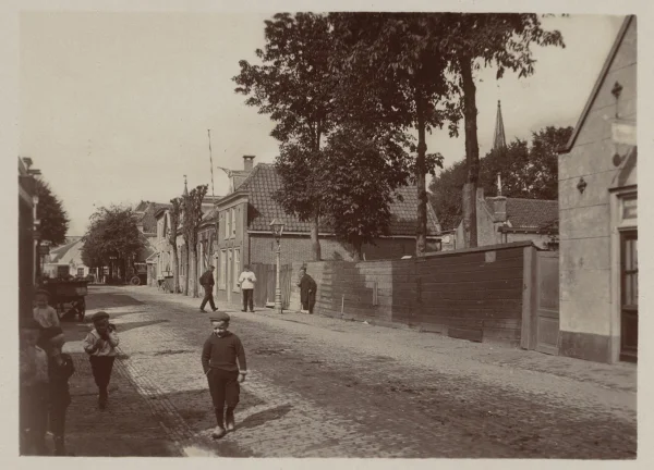 Afbeelding uit: september 1912. In 1912 was de plek waar de huizen zouden komen in gebruik als tuin. Rechts is een stukje te zien van nummer 1204; het huis na de schuttingen is nummer 1214.
Bron afbeelding: SAA, bestand OSIM00008004061.