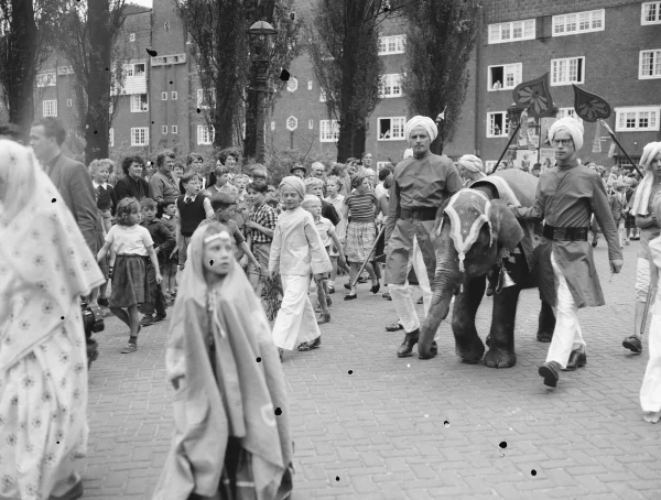 Afbeelding uit: juni 1955. Murugan werd in juni 1955 door de buurt geparadeerd. Hier het Spaarndammerplantsoen.