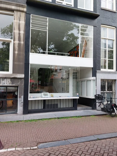 Afbeelding uit: mei 2025. Mei 2025: geen naam meer op de gevel.
