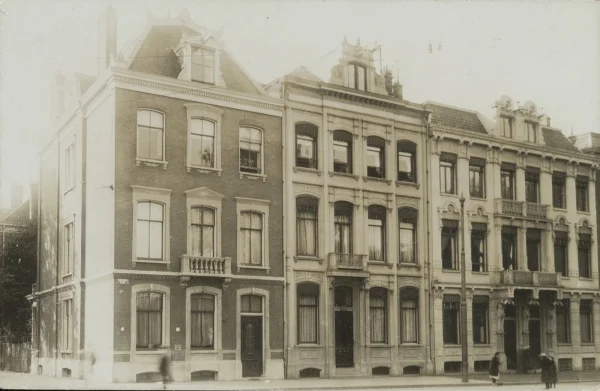 Afbeelding uit: circa 1920. Nummer 52 is het middelste huis.
Bron afbeelding: SAA, bestand ANWR00183000001.