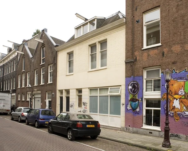 Afbeelding uit: september 2010. Voormalige koetshuizen in de Huidekoperstraat. Links Huidekoperstraat 13-15, rechts (wit) Huidekoperstraat 17. Afgebroken 2012-2013.
Bron afbeelding: SAA, bestand D10166000060.