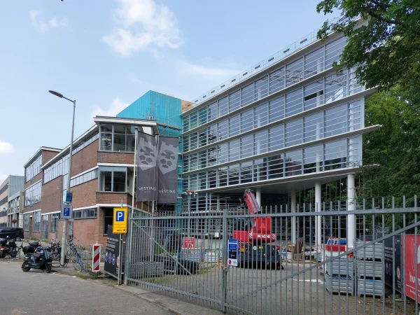 Afbeelding uit: juni 2025. De nieuwbouw die al in 2012 werd geadverteerd kreeg in 2025 alsnog vorm.