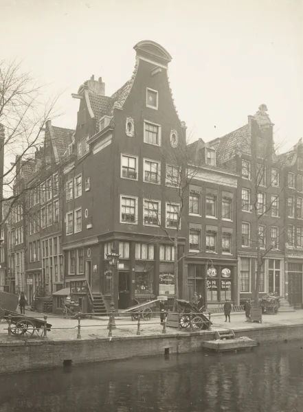 Afbeelding uit: circa 1915. De voorganger. Op het raam staat "F.W. Jackel Behang[?] Stoffeerder". Jackel zat hier van eind 1907 tot 1926.
Bron afbeelding: SAA, bestand OSIM00001003484.