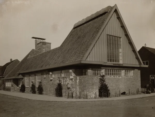 Afbeelding uit: circa 1928. Oorspronkelijke situatie: geen ingang aan de Maanstraat, en een afdekking boven de schoorsteen.
Bron afbeelding: SAA, bestand OSIM00004005585.