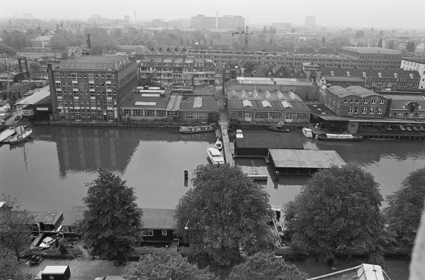 Afbeelding uit: 1983. Situatie in 1983. De lage bedrijfspanden rechts van het pakhuis maakten kort na het maken van de foto plaats voor woningbouw en voor de route naar de te bouwen Pelikaanbrug.
Bron afbeelding: SAA, bestand BMAB00002000056_007.