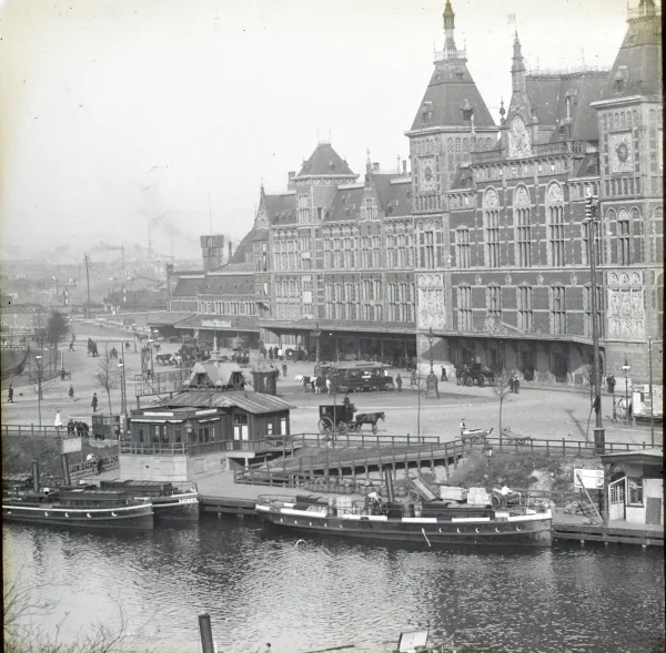 Afbeelding uit: circa 1897. De voorganger, een wachthuisje in chaletstijl dat Sanders in 1888 had ontworpen samen met zijn toenmalige compagnon H.P. Berlage.