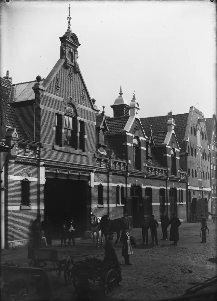 Afbeelding uit: circa 1895. Remise Brouwersgracht. Stallen uit 1885, uitgebreid tot remise in 1892; ontwerp beide keren van A.L. van Gendt. In gebruik voor de tram tot in de jaren 1930; afgebroken in de jaren 1970.
