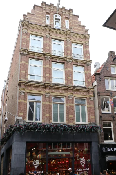 Afbeelding uit: juli 2025. De gereinigde gevel.