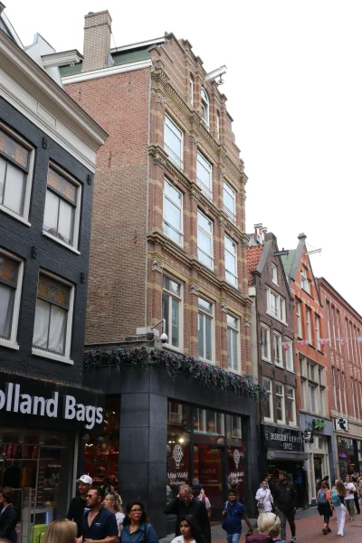 Afbeelding uit: juli 2025. Na de gevelreiniging.