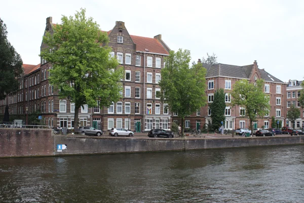 Afbeelding uit: juli 2025. Links Houtmankade 25-29, rechts het andere blok van de AVA aan de kade.