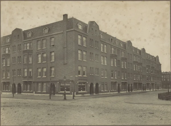 Afbeelding uit: circa 1917. De hoek Lutmastraat - Henrick de Keijserplein.
Bron afbeelding: SAA, bestand ANWZ01315000001.