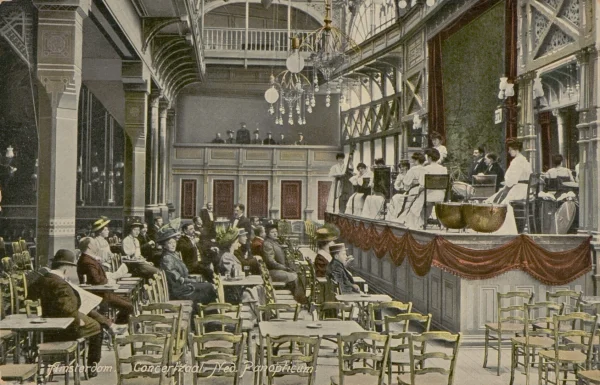 Afbeelding uit: circa 1908. Een voorstelling in de wintertuin van het café.
Bron afbeelding: SAA, bestand PBKD00251000001.