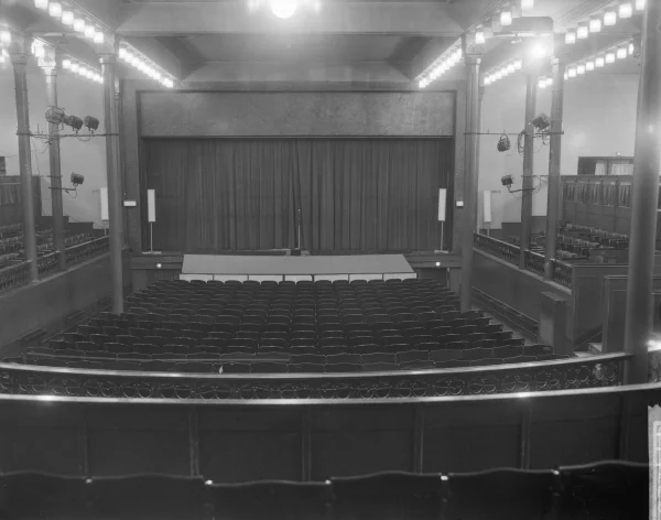 Afbeelding uit: februari 1965. De theaterzaal in 1965.