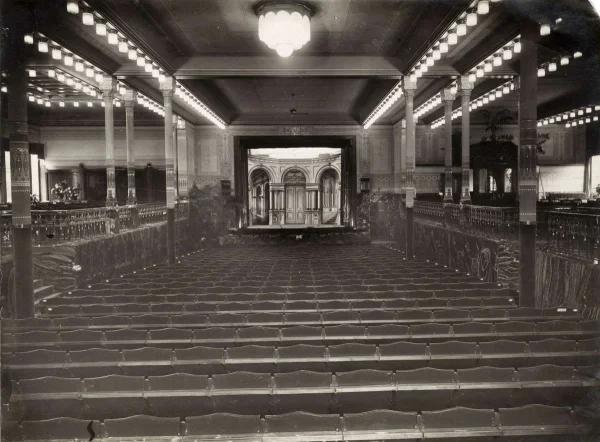Afbeelding uit: 1918. De theaterzaal in 1918.