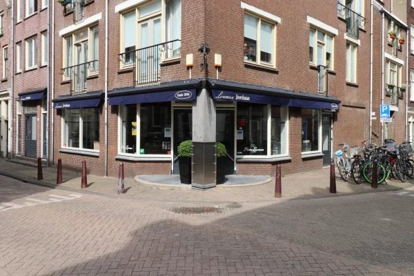 Afbeelding uit: augustus 2025. Hoek Tweede Goudsbloemdwarsstraat (links) - Goudsbloemstraat, met slagerij Louman.