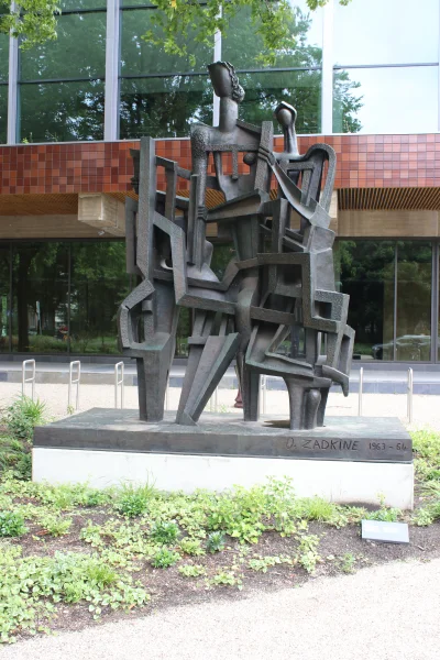 Afbeelding uit: augustus 2025. Het kunstwerk van Zadkine staat nu aan de kant van het Frederiksplein.
