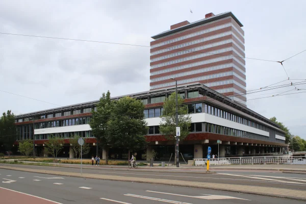 Afbeelding uit: augustus 2025. De Nederlandsche Bank, Westeinde/Frederiksplein (1967)