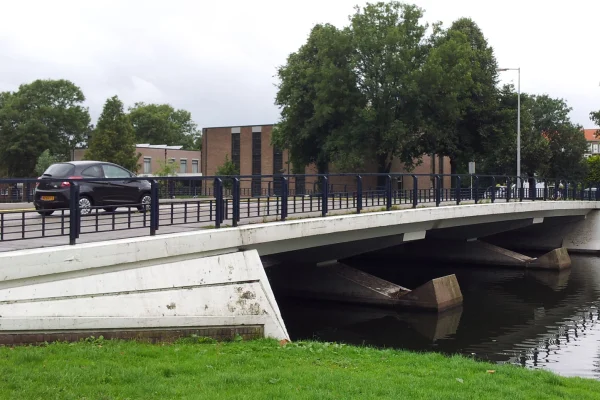 Afbeelding uit: juli 2011. De kerk aan de Louis Bouwmeesterstraat. Op de voorgrond de brug in de Jacques Veltmanstraat.