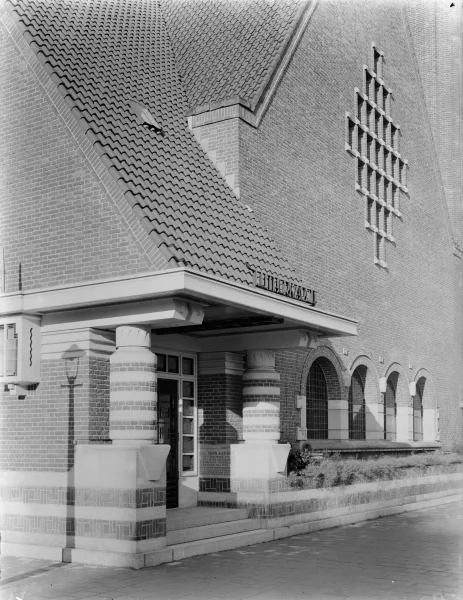 Afbeelding uit: circa 1930. De ingangspartij, met op de dakgoot de naam "Lutherkapel".