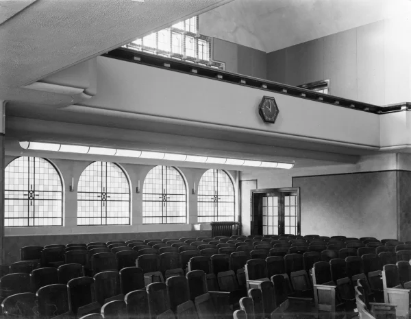 Afbeelding uit: circa 1930. Interieur met raampartij.