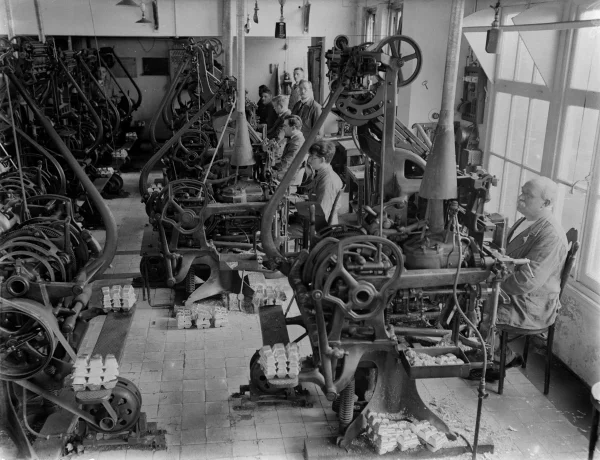 Afbeelding uit: 1931. Zetters en zetmachines.