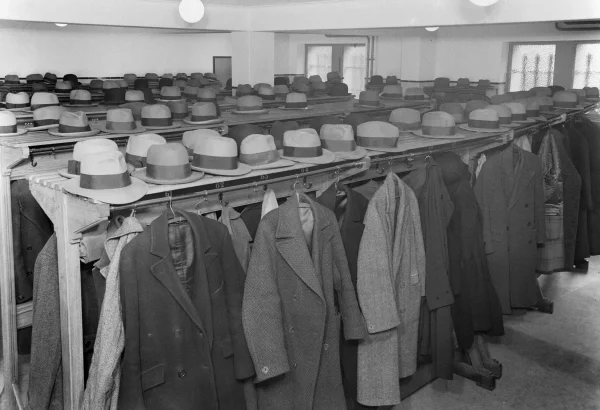 Afbeelding uit: 1933. Garderobe.