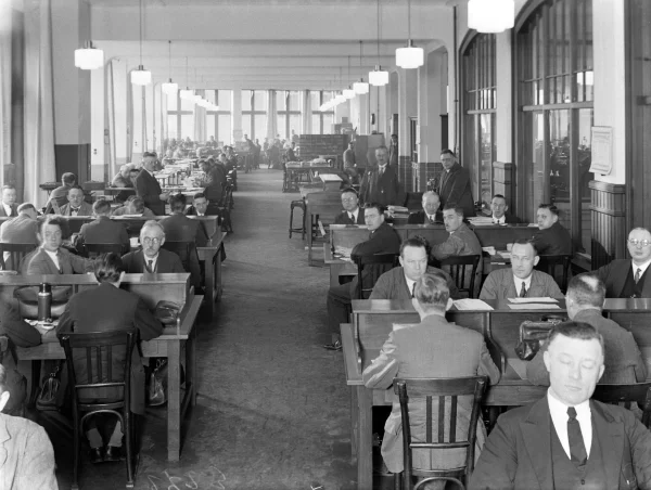 Afbeelding uit: 1933. Een zaal met personeel.