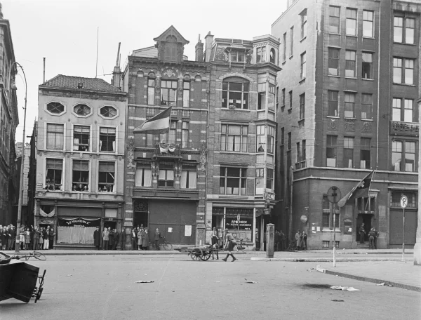 Afbeelding uit: mei 1945. Kort na de schietpartij op de Dam op 7 mei 1945 wordt een slachtoffer afgevoerd.