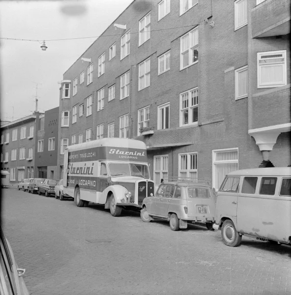 Afbeelding uit: 1967. Fotograaf Willem van de Poll woonde vanaf 1955 op Bronckhorststraat 6. In 1967 verhuisde hij naar Zwitserland. Hier kiekte hij de verhuiswagen.