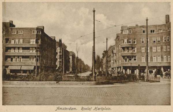 Afbeelding uit: circa 1925. De twee blokken van Rutgers aan het plein. Prentbriefkaart.
Bron afbeelding: SAA, bestand PRKBB00500000001.