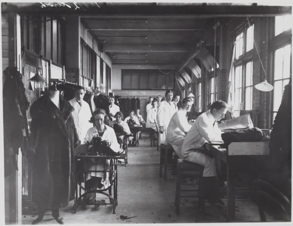 Afbeelding uit: circa 1920. Kijkje in een naaiatelier.
Bron afbeelding: SAA, bestand B00000002687.