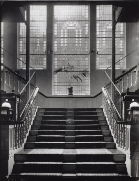 Afbeelding uit: circa 1915. Trappenhuis.
Bron afbeelding: SAA, bestand B00000002753.