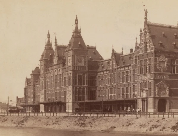 Afbeelding uit: 1890. Hier zijn luifel en rijtuigkappen goed te zien.
Bron afbeelding: SAA, bestand OSIM00006000369.