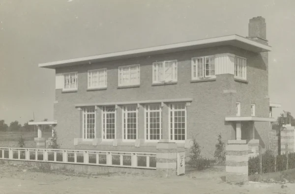 Afbeelding uit: circa 1925. Telefooncentrale Wingerdweg, 1924.
Bron afbeelding: SAA, bestand HVVA00091000005.
