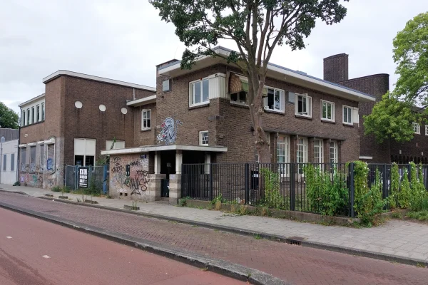 Afbeelding uit: augustus 2025. Het deel met de ronde ramen is de uitbreiding uit de jaren 1940.