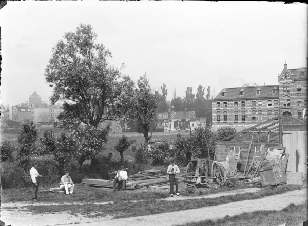 Afbeelding uit: juni 1894. Rechts de gevel van de fabriek aan de amper bestaande Ruyschstraat. Het gebouw stond op een opgehoogd stuk land.