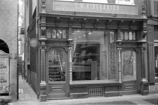 Afbeelding uit: circa 1960. Als tapijtwinkel.
Bron afbeelding: SAA, bestand BMAB00001000008_008.