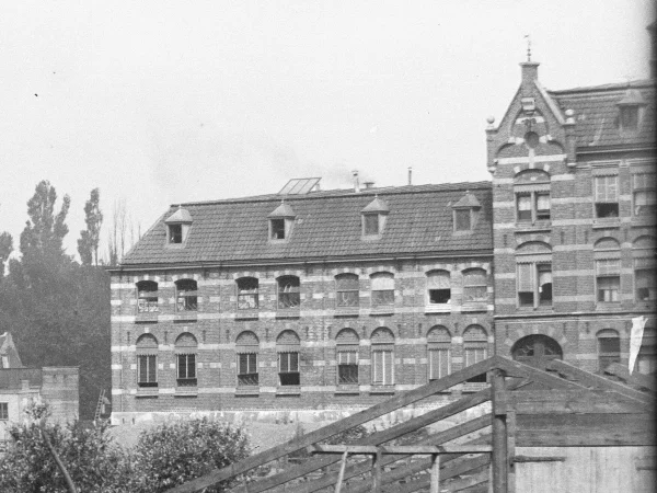 Afbeelding uit: juni 1894. Ingezoomd op het fabrieksgebouw.