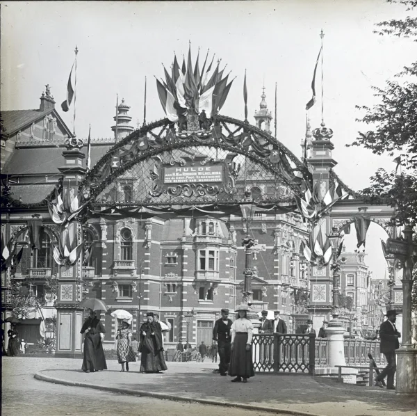 Afbeelding uit: september 1898. Bögeholtz ontwierp ook deze ereboog bij de Leidsebrug, ter gelegenheid van de inhuldiging van koningin Wilhelmina.