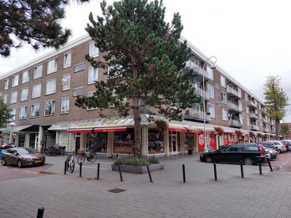 Afbeelding uit: september 2025. Hoek Helmholtzstraat (links).