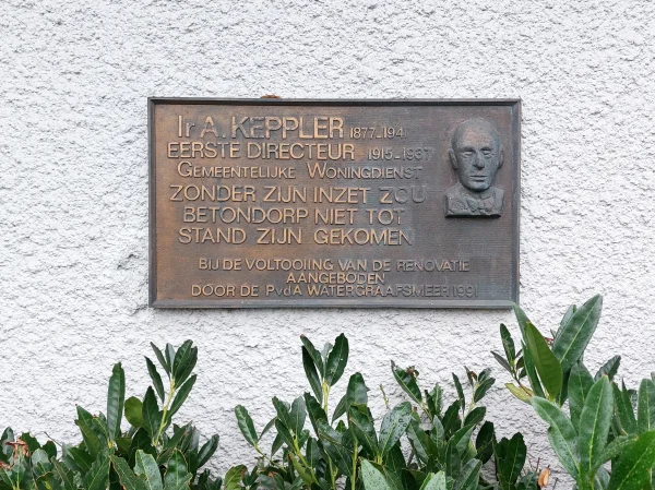 Afbeelding uit: september 2025. Plaquette uit 1991 ter nagedachtenis van Arie Keppler, de directeur van de Gemeentelijke Woningdienst die Betondorp bouwde.