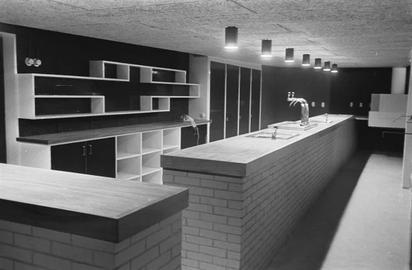 Afbeelding uit: januari 1968. De bar van de beatkelder.