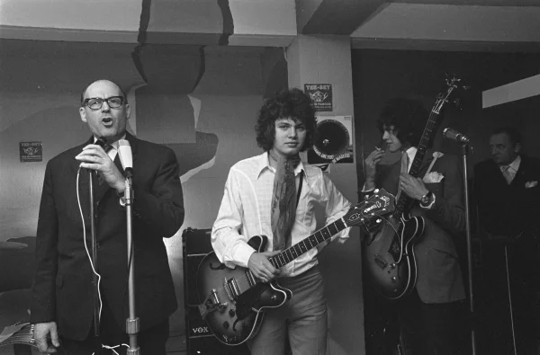 Afbeelding uit: januari 1968. Wethouder Verheij (links) opent de beatkelder. Naast hem de Hilversumse band Sammy Soul Set.