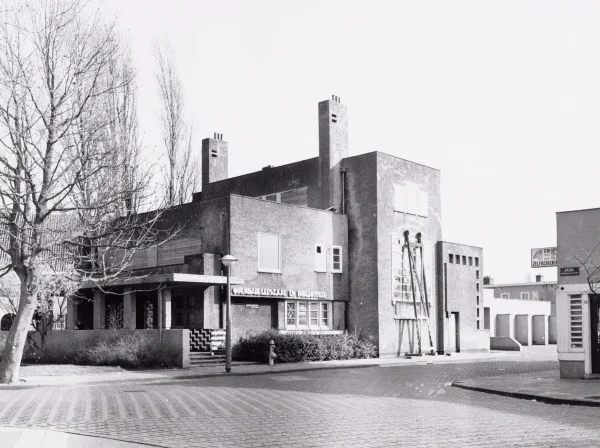 Afbeelding uit: circa 1975. Het gebouw in verwaarloosde staat.
Bron afbeelding: Stadsarchief.