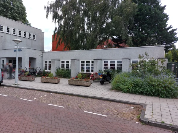 Afbeelding uit: september 2025. Het oostelijke rijtje, met geheel links de naar voren uitgebouwde karrenbergplaats met luifel.