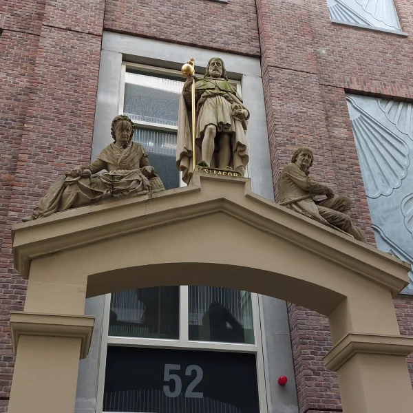 Afbeelding uit: september 2025. De beeldengroep op de huidige locatie.