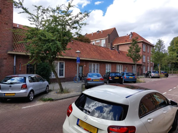 Afbeelding uit: september 2025. De laagbouw aan de Spitskopstraat anno 2025.