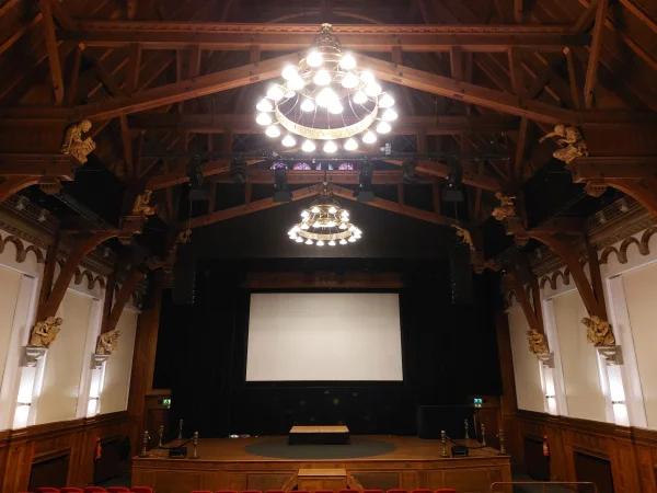 Afbeelding uit: september 2025. De grote aula.