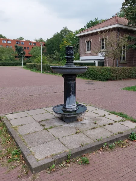 Afbeelding uit: september 2025. Op het huidige GWL-terrein is een oud model straatfontein geplaatst.
