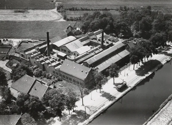 Afbeelding uit: 1924. Het complex van biscuitfabriek Patria, Haarlemmerweg 485, in 1924. De fabriek werd circa 1979 gesloten en afgebroken in de jaren 1980.
Bron afbeelding: Stadsarchief.